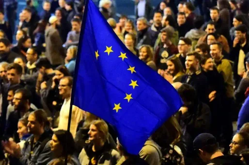 Plusieurs dizaines de milliers de personnes ont manifesté dimanche à Budapest en soutien à la CEU.