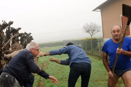 L' "homme en slip et à la pelle" qui avait pris à parti des militants de la Ligue de protection des oiseaux en 2015 a été condamné jeudi à une amende pour violence de 800 euros.