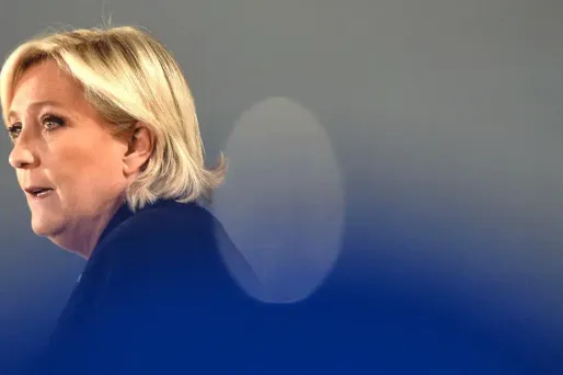 La justice française enquête sur les soupçons d'emplois fictifs de plusieurs assistants FN au Parlement européen.