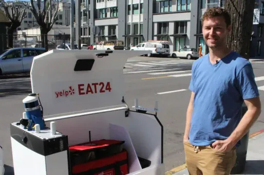 Les robots roulent sur les trottoirs et traversent les rues à la vitesse d'un homme au pas, se repérant grâce à des lasers, des caméras et d'autres capteurs.