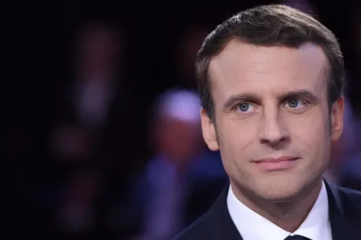 Emmanuel Macron a réagi aux propos de François Fillon, dimanche, qui indiquait que Sens commun pourrait faire partie d'un gouvernement s'il était élu président.