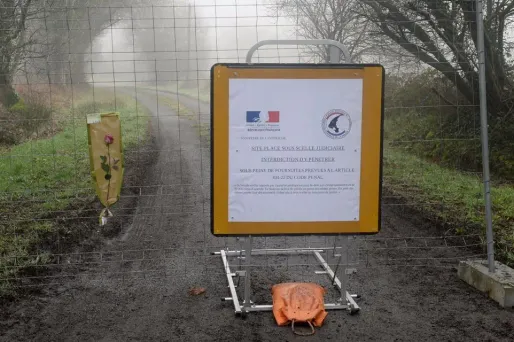 Des restes des corps de la famille Troadec ont été découverts autour de la ferme de leur meurtrier présumé, dans le Finistère.