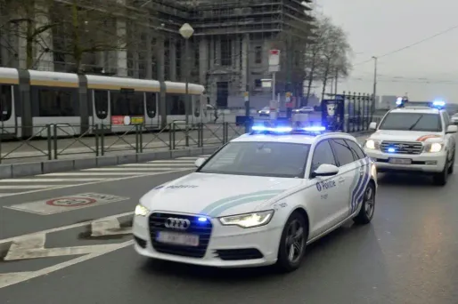 Après plus de 45 km de poursuite avec la police, la camionnette qui transportait les migrants, s'est encastrée dans une barrière de sécurité. (Photo d'illustration)