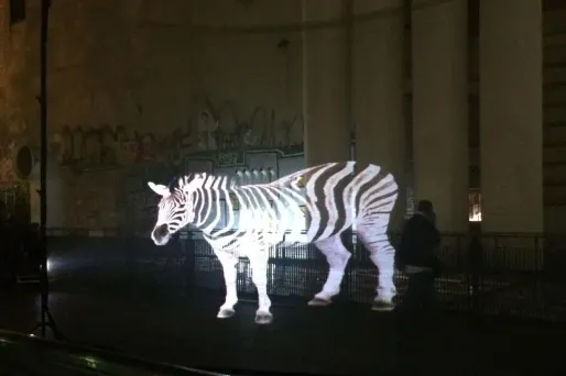 Les parisiens surpris par des animaux sauvages en hologramme