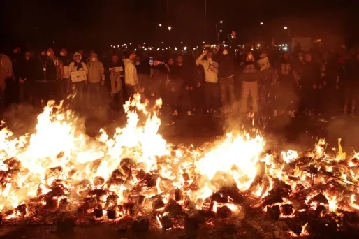 Derrière des barricades en feu, les manifestants ont fait bloc lundi soir.