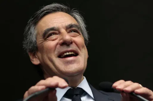 François Fillon en a appelé samedi à Ajaccio à "une vraie révolution", celle "du bon sens", ciblant Emmanuel Macron, qui "ne réussit pas à quitter la basse-cour socialiste".