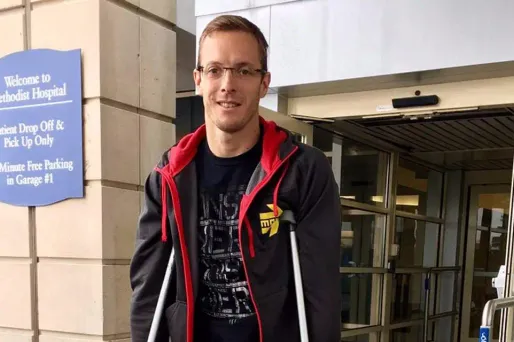 Sébastien Bourdais a quitté l'hôpital avec ses béquilles mercredi.
