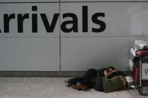 Certains passagers de British Airways ont dormi dans les halls de l'aéroport d'Heathrow à Londres à cause des perturbations sur les vols British Airways.