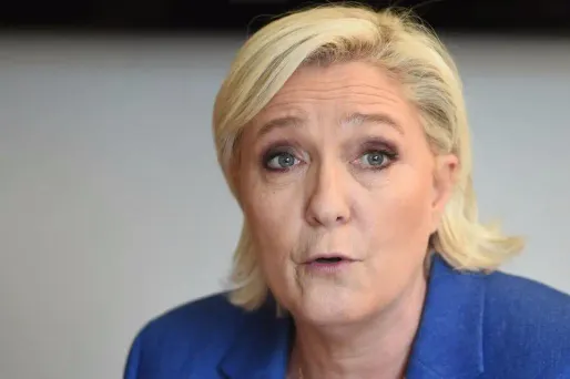Marine Le Pen souhaite que les relations entre la France et la Russie se normalisent.