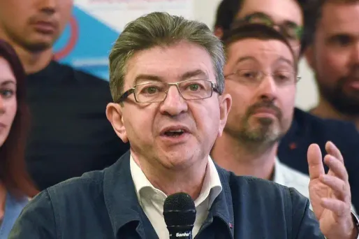 "Je ne crois pas que Bernard Cazeneuve ait à gagner à ce procès", a déclaré Jean-Luc Mélenchon, en l'appelant à "la retenue".