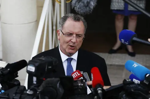 L'enquête du "Monde" accuse le ministre de la Cohésion des territoires de "mélange des genres" entre affaires privées et vie publique.