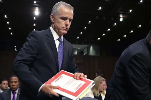 Andrew McCabe, à gauche, est le directeur par intérim du FBI.