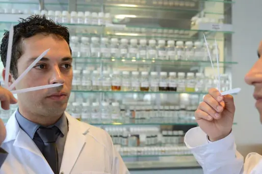 odorat, orgue à parfum, parfum crédit : ERIC FEFERBERG / AFP - 1280