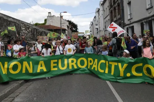 Plusieurs centaines de citoyens étaient rassemblés dimanche.