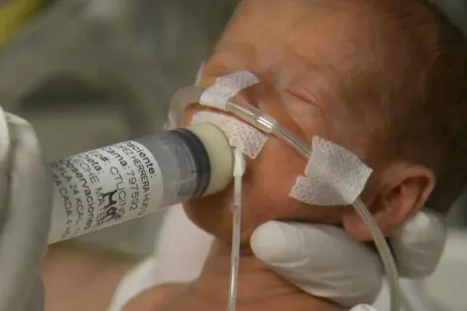 IMAGE D'ILLUSTRATION - Une infirmière nourrit un bébé prématuré avec du lait maternel (Medellin, 2014)