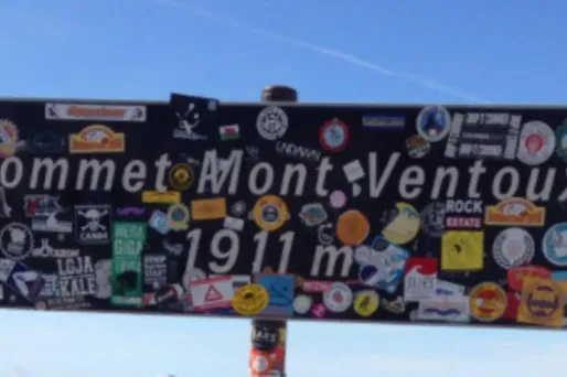 Le panneau du mont Ventoux est pris en photo par les cyclistes qui réalisent son ascension.