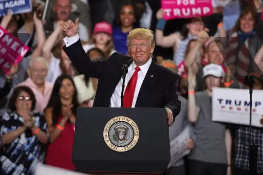 Le président des Etats-Unis a félicité Emmanuel Macron sur Twitter et "se réjouit" de travailler avec lui.