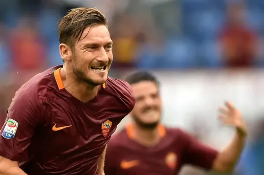 Francesco Totti a notamment remporté la Serie A avec la Roma en 2001 et la Coupe du Monde en Italie en 2006.