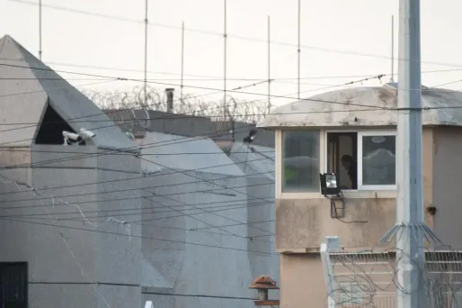 "L'homme a fini sa course sur le toit de la loge du gardien, après s'être coincé dans les barbelés".