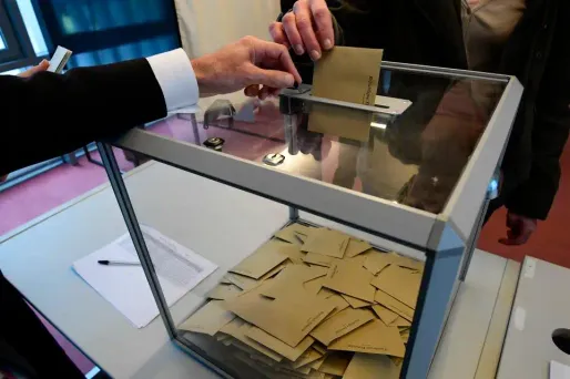 L'homme venait de glisser son bulletin dans l'urne, lorsqu'il a été pris d'un malaise cardiaque.