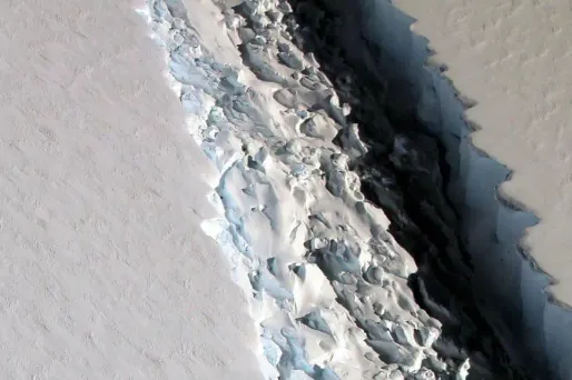 La faille s'élargit d'environ un mètre par jour.