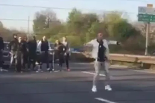 Le rappeur avait tourné un clip sur l'autoroute A3 sans autorisation. Un pistolet de l'herbe ont en outre été retrouvés au domicile du rappeur.