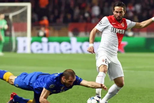 Giorgio Chiellini, ici face à Joao Moutinho, s'était fait remarquer il y a deux ans en arrêtant le ballon de la main…