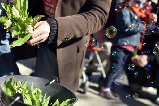 Le muguet du particulier ne peut pas non plus être vendu sur une table ou des tréteaux.