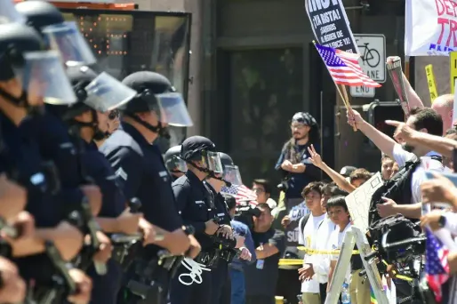 A Portland, la marche à laquelle participaient quelques centaines de personnes a dégénéré après que des anarchistes ont jeté des pierres sur les policiers.