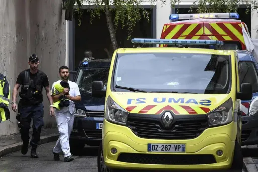 La suspecte a quitté la cour d'appel dans une ambulance des pompiers vers 13h30 jeudi. Son malaise va retarder sa présentation devant la juge.