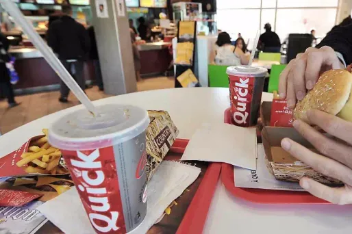 Décès d'un adolescent après un dîner chez Quick : deux ans de prison avec sursis pour l'ex-gérant