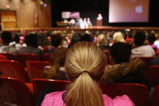 Dans le cas d'études à l'étranger, l'argent reste le premier obstacle pour 42 % des parents français.