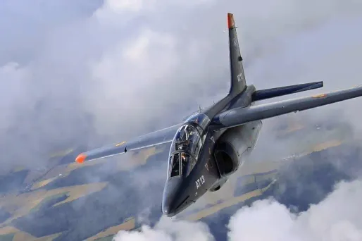 Dans son édition à paraître mercredi, l'hebdomadaire affirme qu'un commandant utiliserait un Alpha Jet pour passer le week-end dans sa propriété en Provence. (Illustration)