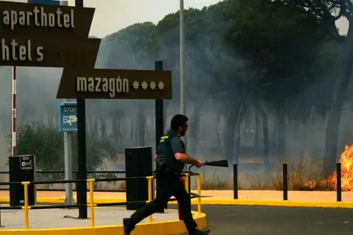 Le feu progresse en Andalousie lundi.