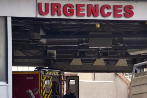 En arrêt cardiorespiratoire à l'arrivée des secours, l'homme a été transporté à l'hôpital Nord, où il est mort peu de temps après.