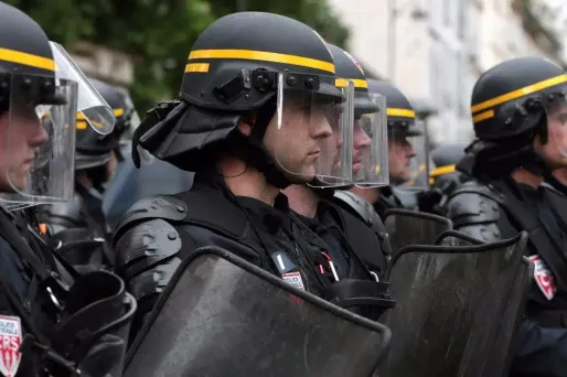 Trois CRS s'étaient qualifiés en victimes après avoir été "frôlés par le camion".