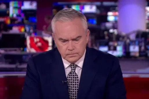 Le présentateur, Huw Edwards, a réussi à garder son calme malgré tout.