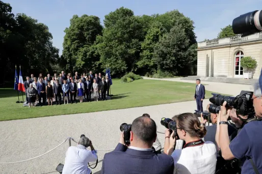 Après avoir protesté, la quinzaine de photographes a finalement été autorisée à assister à la "photo de famille" du gouvernement.