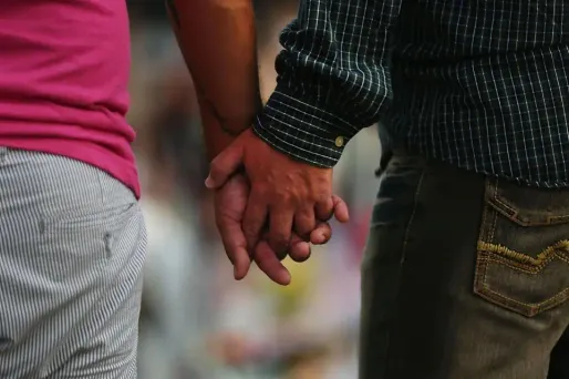 Les deux hommes âgés d'une vingtaine d'années se tenaient par la main, alors qu'il regagnaient leur domicile. (Illustration)