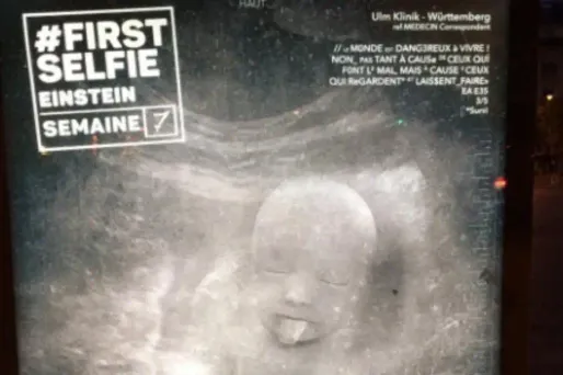 Une cinquantaine d'affiches anti-IVG ont été apposées sur des abribus parisiens.