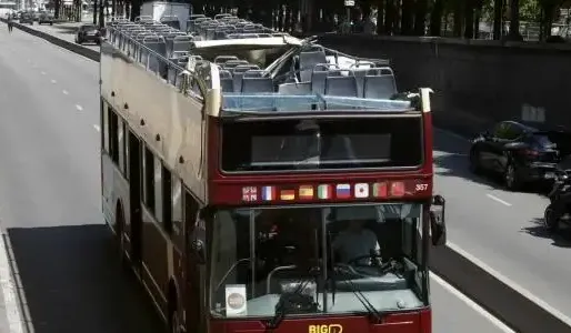 Le bus, ici lors de sa sortie du tunnel, a emprunté un parcours différent en raison des journées de l'Olympisme.