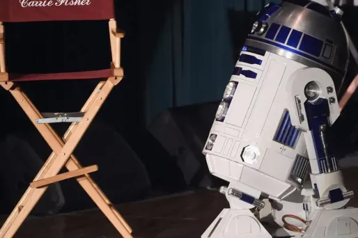 Le célèbre robot R2-D2 de la saga Star Wars a été adjugé pour près de 3 millions de dollars (2,6 millions d'euros), a annoncé jeudi une maison américaine de ventes aux enchères.