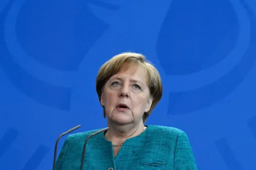 La chancelière allemande a rendu hommage à l'ex-chancelier allemand, mort vendredi à 87 ans.