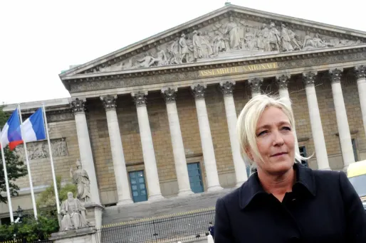 Marine Le Pen et sept autres élus FN ou apparentés font leur entrée à l'Assemblée. Insuffisant pour former un groupe parlementaire.