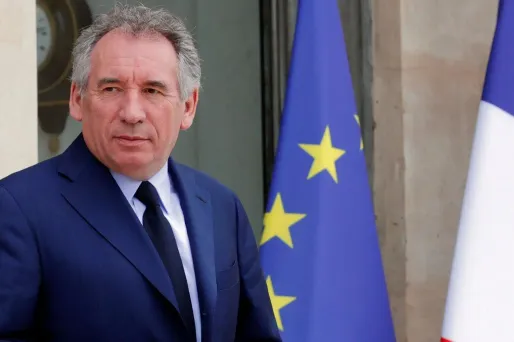 "Qu'est-ce qu'il y a de plus légal, de plus normal, que d'avoir un mi-temps pour un élu et un mi-temps pour un mouvement ?", a demandé le président du MoDem.