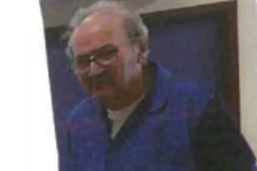 Lorsqu'il a été vu pour la dernière fois, il portait un jean bleu foncé ainsi qu'une chemise bleue à pois blanc.