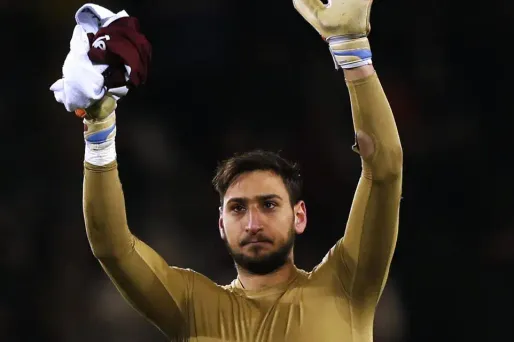 Critiqué pour s'être engagé dans un bras de fer avec son club du Milan AC, Gianluigi Donnarumma a hérité du surnom de "Dollarumma".