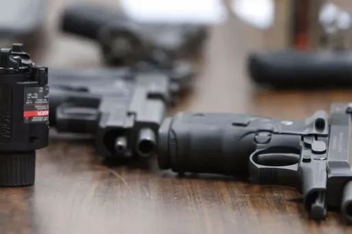 En 2014, un enfant de deux ans avait accidentellement tué sa mère dans un supermarché de l'Idaho, en agrippant le pistolet qu'elle transportait dans son sac.