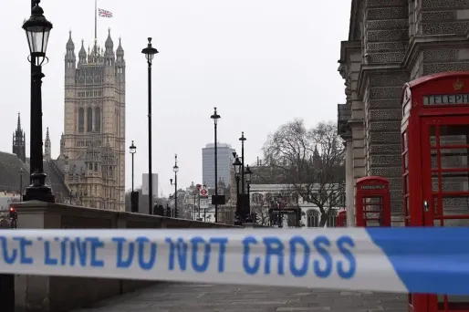 Grande-Bretagne : un homme arrêté devant le Parlement armé d'un couteau