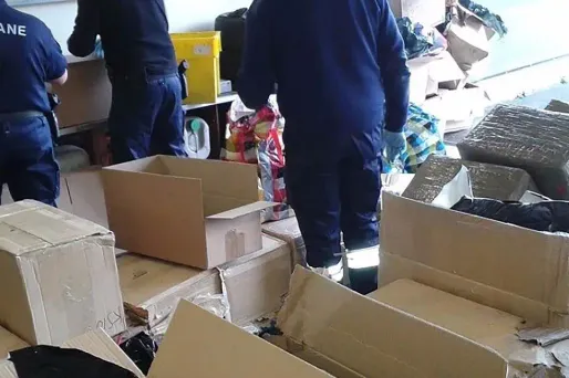 Le cannabis a été trouvé à l'intérieur d'une banquette transportée sur le toit du véhicule ainsi que sous des pastèques et des paquets de sucre. (Illustration)